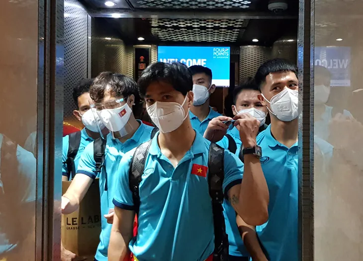 Đại sứ đặc mệnh toàn quyền Việt Nam tại UAE tặng hoa chào mừng và chúc ĐT Việt Nam chiến thắng - Ảnh 3. Đại sứ đặc mệnh toàn quyền Việt Nam tại UAE tặng hoa chào mừng và chúc ĐT Việt Nam chiến thắng - Ảnh 3.