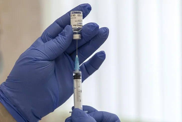 Thành công thử nghiệm lâm sàng vaccine Sputnik V giai đoạn cuối ở người cao tuổi - Ảnh 1. Thành công thử nghiệm lâm sàng vaccine Sputnik V giai đoạn cuối ở người cao tuổi - Ảnh 1.