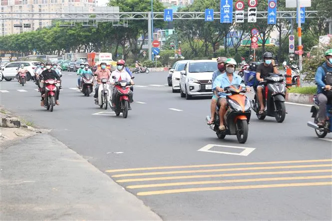 Ngày đầu nới lỏng giãn cách ở TP Hồ Chí Minh: Người dân phấn khởi nhưng hầu hết không chủ quan - Ảnh 4. Ngày đầu nới lỏng giãn cách ở TP Hồ Chí Minh: Người dân phấn khởi nhưng hầu hết không chủ quan - Ảnh 4.