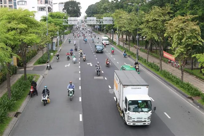 Ngày đầu nới lỏng giãn cách ở TP Hồ Chí Minh: Người dân phấn khởi nhưng hầu hết không chủ quan - Ảnh 2. Ngày đầu nới lỏng giãn cách ở TP Hồ Chí Minh: Người dân phấn khởi nhưng hầu hết không chủ quan - Ảnh 2.