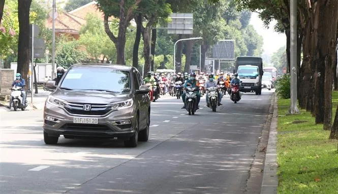 Ngày đầu nới lỏng giãn cách ở TP Hồ Chí Minh: Người dân phấn khởi nhưng hầu hết không chủ quan - Ảnh 3. Ngày đầu nới lỏng giãn cách ở TP Hồ Chí Minh: Người dân phấn khởi nhưng hầu hết không chủ quan - Ảnh 3.