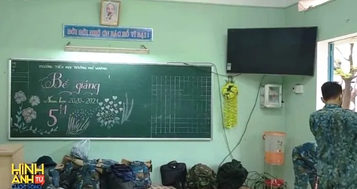 Bất ngờ những dòng chữ bí ẩn trên bảng trong lớp học đóng kín mùa dịch - Ảnh 2.