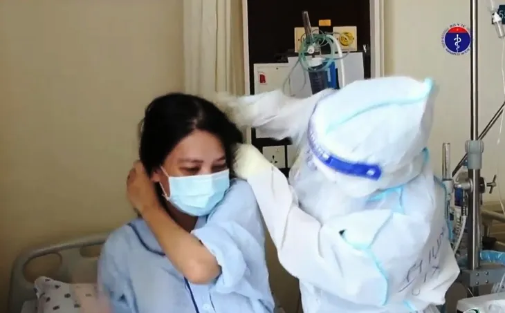 Hành trình thoát cửa tử của một sản phụ mắc COVID-19 - Ảnh 2. Hành trình thoát cửa tử của một sản phụ mắc COVID-19 - Ảnh 2.