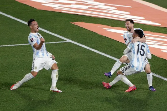 Lionel Messi tỏa sáng, Argentina thắng đậm Uruguay - Ảnh 1. Lionel Messi tỏa sáng, Argentina thắng đậm Uruguay - Ảnh 1.