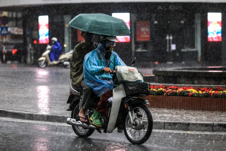 Hà Nội tái xuất đặc sản tắc đường trong ngày đầu tuần mưa lạnh - Ảnh 3. Hà Nội tái xuất đặc sản tắc đường trong ngày đầu tuần mưa lạnh - Ảnh 3.