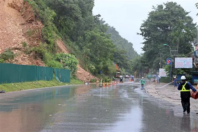 Mưa lớn gây sạt lở nhiều tuyến quốc lộ miền núi phía Bắc - Ảnh 4. Mưa lớn gây sạt lở nhiều tuyến quốc lộ miền núi phía Bắc - Ảnh 4.