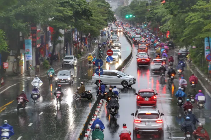Hà Nội tái xuất đặc sản tắc đường trong ngày đầu tuần mưa lạnh - Ảnh 8. Hà Nội tái xuất đặc sản tắc đường trong ngày đầu tuần mưa lạnh - Ảnh 8.