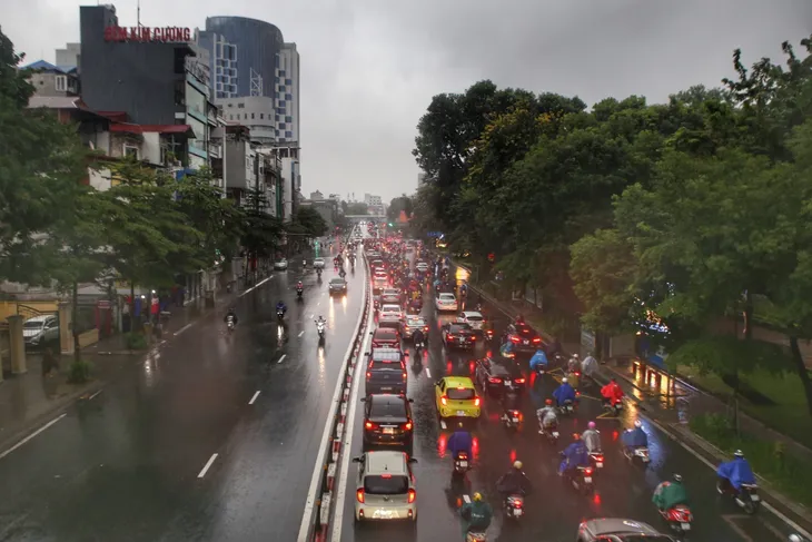 Hà Nội tái xuất đặc sản tắc đường trong ngày đầu tuần mưa lạnh - Ảnh 7. Hà Nội tái xuất đặc sản tắc đường trong ngày đầu tuần mưa lạnh - Ảnh 7.