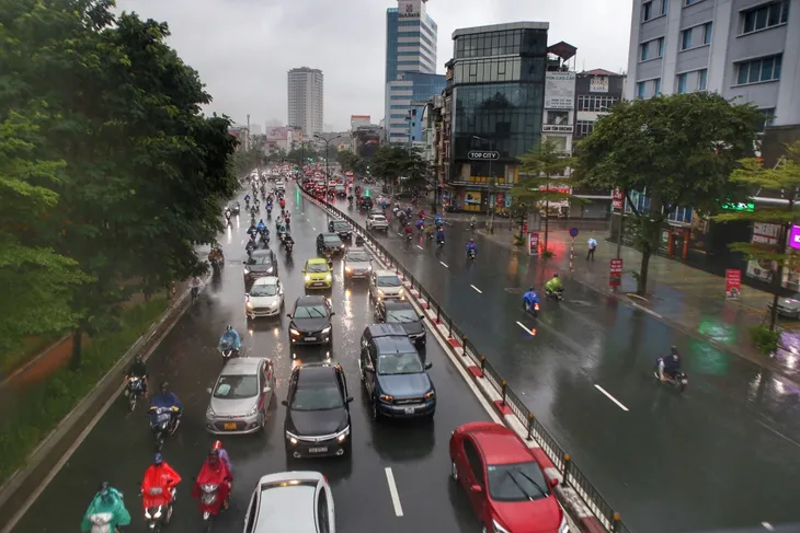 Hà Nội tái xuất đặc sản tắc đường trong ngày đầu tuần mưa lạnh - Ảnh 6. Hà Nội tái xuất đặc sản tắc đường trong ngày đầu tuần mưa lạnh - Ảnh 6.