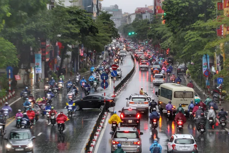 Hà Nội tái xuất đặc sản tắc đường trong ngày đầu tuần mưa lạnh - Ảnh 5. Hà Nội tái xuất đặc sản tắc đường trong ngày đầu tuần mưa lạnh - Ảnh 5.