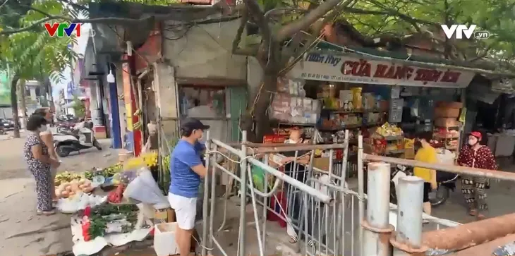 Hà Nội: Vẫn còn chốt cứng gây khó khăn cho người dân - Ảnh 1. Hà Nội: Vẫn còn chốt cứng gây khó khăn cho người dân - Ảnh 1.