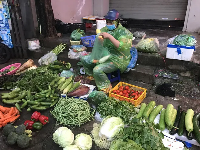 Giá rau xanh tăng mạnh, người mua sững sờ - Ảnh 1. Giá rau xanh tăng mạnh, người mua sững sờ - Ảnh 1.