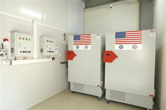 Bộ Y tế tiếp nhận 77 tủ lạnh âm sâu do Hoa Kỳ viện trợ - Ảnh 2. Bộ Y tế tiếp nhận 77 tủ lạnh âm sâu do Hoa Kỳ viện trợ - Ảnh 2.