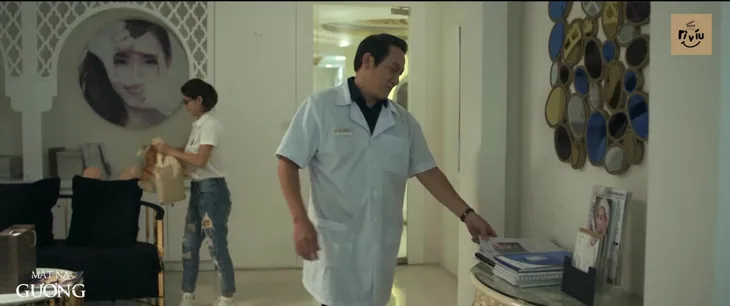 Mặt nạ gương - Tập 1: Ông Nghị (NSƯT Hoàng Hải) giật mình khi con gái hỏi về phẫu thuật thẩm mỹ gây chết người - Ảnh 3. Mặt nạ gương - Tập 1: Ông Nghị (NSƯT Hoàng Hải) giật mình khi con gái hỏi về phẫu thuật thẩm mỹ gây chết người - Ảnh 3.