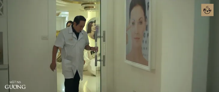 Mặt nạ gương - Tập 1: Ông Nghị (NSƯT Hoàng Hải) giật mình khi con gái hỏi về phẫu thuật thẩm mỹ gây chết người - Ảnh 1. Mặt nạ gương - Tập 1: Ông Nghị (NSƯT Hoàng Hải) giật mình khi con gái hỏi về phẫu thuật thẩm mỹ gây chết người - Ảnh 1.