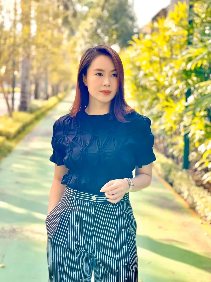 Thả nhẹ ảnh xinh, Hồng Diễm bị fan trách móc - Ảnh 1.