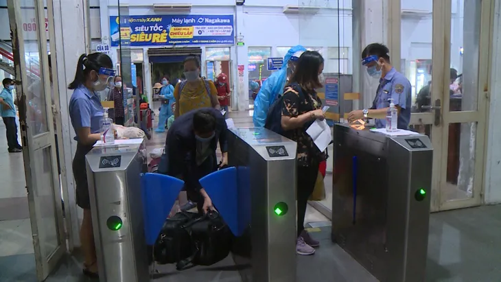 Ga Sài Gòn cháy vé tàu trong ngày đầu mở chạy trở lại - Ảnh 3. Ga Sài Gòn cháy vé tàu trong ngày đầu mở chạy trở lại - Ảnh 3.