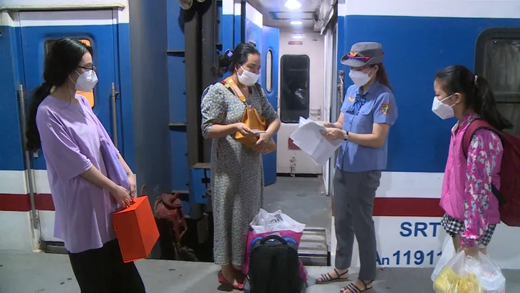 Ga Sài Gòn cháy vé tàu trong ngày đầu mở chạy trở lại - Ảnh 2. Ga Sài Gòn cháy vé tàu trong ngày đầu mở chạy trở lại - Ảnh 2.
