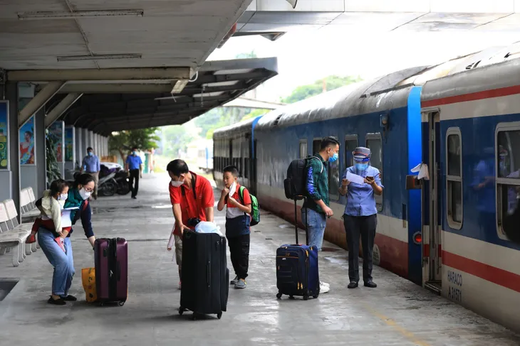 Hàng không, đường sắt “cháy” vé chặng Hà Nội - TP Hồ Chí Minh - Ảnh 1. Hàng không, đường sắt “cháy” vé chặng Hà Nội - TP Hồ Chí Minh - Ảnh 1.