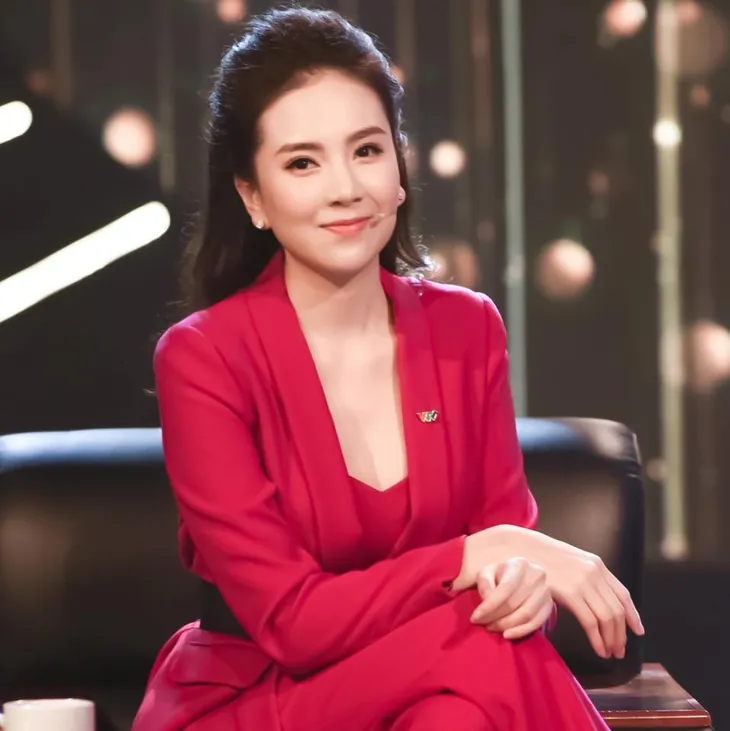 BST hồng chói lọi kén người mặc của BTV Mai Ngọc - Ảnh 13.