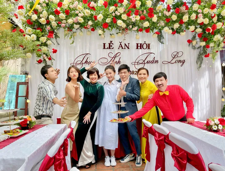11 tháng 5 ngày: Hậu trường lễ ăn hỏi vui hết sảy của Long đần - Ảnh 3. 11 tháng 5 ngày: Hậu trường lễ ăn hỏi vui hết sảy của Long đần - Ảnh 3.