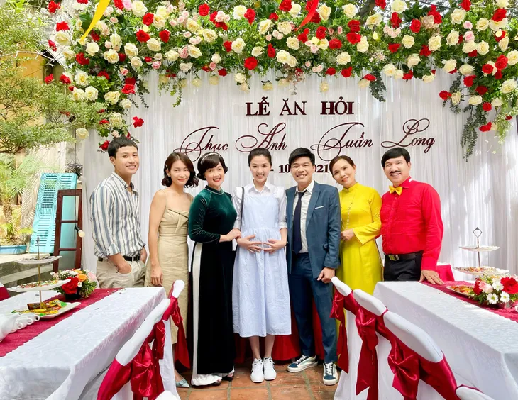 11 tháng 5 ngày: Hậu trường lễ ăn hỏi vui hết sảy của Long đần - Ảnh 4. 11 tháng 5 ngày: Hậu trường lễ ăn hỏi vui hết sảy của Long đần - Ảnh 4.