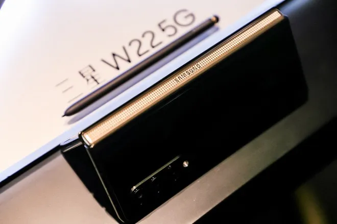 Samsung W22 5G - phiên bản Galaxy Z Fold3 dành riêng cho thị trường Trung Quốc - Ảnh 3. Samsung W22 5G - phiên bản Galaxy Z Fold3 dành riêng cho thị trường Trung Quốc - Ảnh 3.