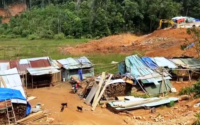 Khó xây khu tái định cư cho người bị sạt lở trước mùa lũ - Ảnh 2. Khó xây khu tái định cư cho người bị sạt lở trước mùa lũ - Ảnh 2.