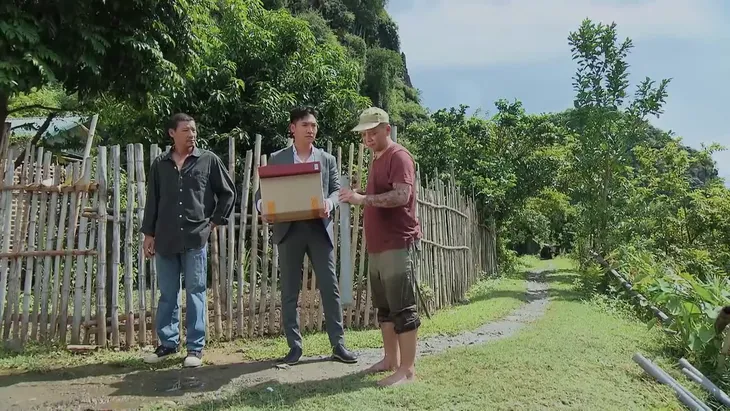 Hương vị tình thân phần 2 - Tập 57: Đã ở ẩn, ông Chiến còn bị đe dọa? - Ảnh 1. Hương vị tình thân phần 2 - Tập 57: Đã ở ẩn, ông Chiến còn bị đe dọa? - Ảnh 1.