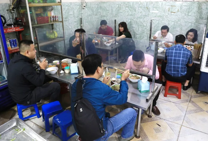 Người dân Hà Nội tấp nập đi ăn phở trong ngày đầu tiên mở cửa trở lại - Ảnh 5. Người dân Hà Nội tấp nập đi ăn phở trong ngày đầu tiên mở cửa trở lại - Ảnh 5.