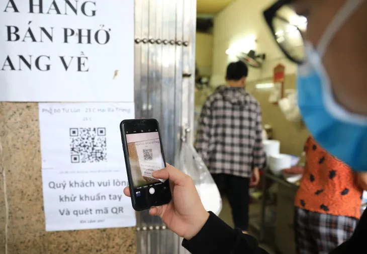 Người dân Hà Nội tấp nập đi ăn phở trong ngày đầu tiên mở cửa trở lại - Ảnh 2. Người dân Hà Nội tấp nập đi ăn phở trong ngày đầu tiên mở cửa trở lại - Ảnh 2.