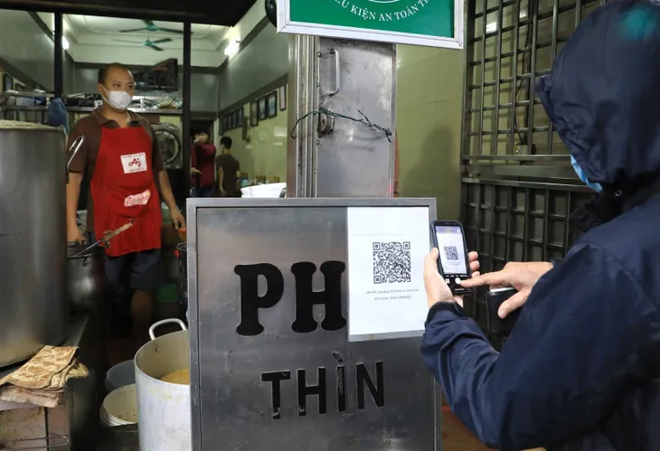 Người dân Hà Nội tấp nập đi ăn phở trong ngày đầu tiên mở cửa trở lại - Ảnh 1. Người dân Hà Nội tấp nập đi ăn phở trong ngày đầu tiên mở cửa trở lại - Ảnh 1.