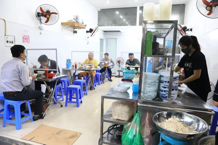 Người dân Hà Nội tấp nập đi ăn phở trong ngày đầu tiên mở cửa trở lại - Ảnh 3. Người dân Hà Nội tấp nập đi ăn phở trong ngày đầu tiên mở cửa trở lại - Ảnh 3.