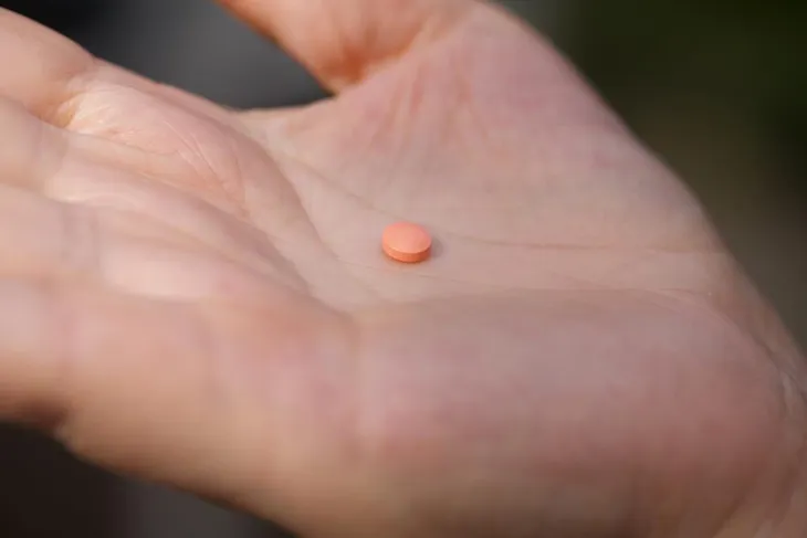 Người từ 60 tuổi không nên bắt đầu uống aspirin hàng ngày để ngăn ngừa bệnh tim mạch, đột quỵ - Ảnh 1. Người từ 60 tuổi không nên bắt đầu uống aspirin hàng ngày để ngăn ngừa bệnh tim mạch, đột quỵ - Ảnh 1.