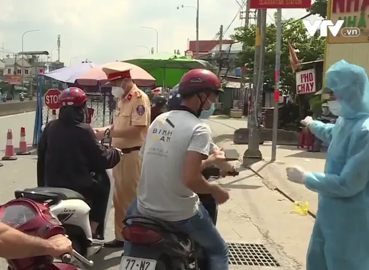 TP Hồ Chí Minh, Bình Dương vẫn kiểm soát giấy xét nghiệm COVID-19 tại cửa ngõ - Ảnh 1. TP Hồ Chí Minh, Bình Dương vẫn kiểm soát giấy xét nghiệm COVID-19 tại cửa ngõ - Ảnh 1.