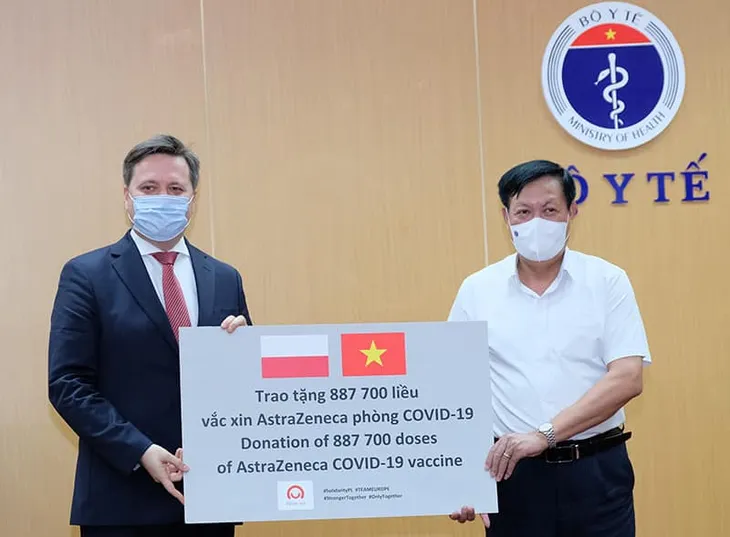 Bộ Y tế tiếp nhận gần 2 triệu liều vaccine AstraZeneca do Ba Lan và Hàn Quốc tài trợ - Ảnh 1. Bộ Y tế tiếp nhận gần 2 triệu liều vaccine AstraZeneca do Ba Lan và Hàn Quốc tài trợ - Ảnh 1.