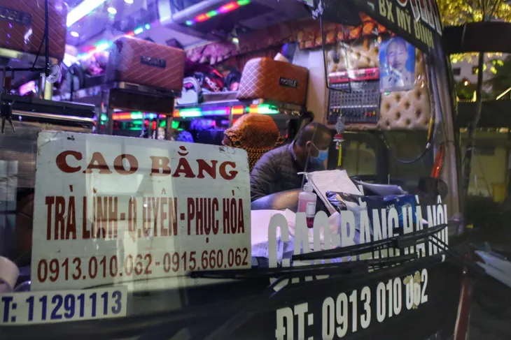 Chuyến xe khách liên tỉnh đầu tiên tại bến xe Mỹ Đình sau hơn 2 tháng ngừng hoạt động - Ảnh 11. Chuyến xe khách liên tỉnh đầu tiên tại bến xe Mỹ Đình sau hơn 2 tháng ngừng hoạt động - Ảnh 11.