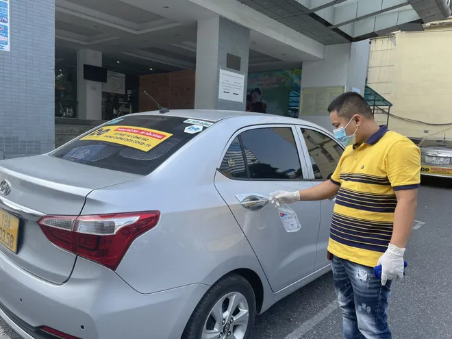 Đói khách, nhiều tài xế khóc vì không đủ bù tiền xăng, phí xét nghiệm - Ảnh 1. Đói khách, nhiều tài xế khóc vì không đủ bù tiền xăng, phí xét nghiệm - Ảnh 1.