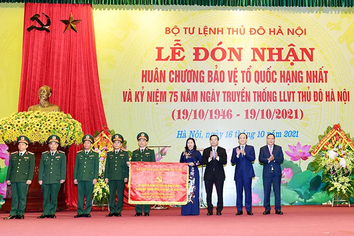 Bộ Tư lệnh Thủ đô Hà Nội đón nhận Huân chương Bảo vệ Tổ quốc hạng Nhất - Ảnh 1. Bộ Tư lệnh Thủ đô Hà Nội đón nhận Huân chương Bảo vệ Tổ quốc hạng Nhất - Ảnh 1.