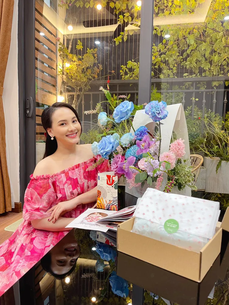 Diễn viên Việt tuần qua: Phương Oanh tìm thấy chân ái, loạt diễn viên vào viện mừng sinh nhật NSND Công Lý - Ảnh 18. Diễn viên Việt tuần qua: Phương Oanh tìm thấy chân ái, loạt diễn viên vào viện mừng sinh nhật NSND Công Lý - Ảnh 18.