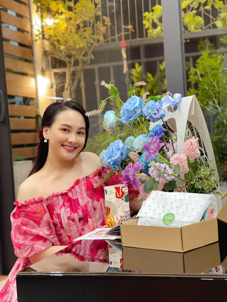 Diễn viên Việt tuần qua: Phương Oanh tìm thấy chân ái, loạt diễn viên vào viện mừng sinh nhật NSND Công Lý - Ảnh 19. Diễn viên Việt tuần qua: Phương Oanh tìm thấy chân ái, loạt diễn viên vào viện mừng sinh nhật NSND Công Lý - Ảnh 19.