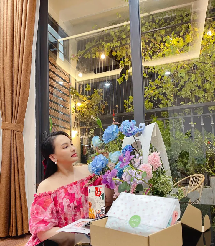 Diễn viên Việt tuần qua: Phương Oanh tìm thấy chân ái, loạt diễn viên vào viện mừng sinh nhật NSND Công Lý - Ảnh 20. Diễn viên Việt tuần qua: Phương Oanh tìm thấy chân ái, loạt diễn viên vào viện mừng sinh nhật NSND Công Lý - Ảnh 20.