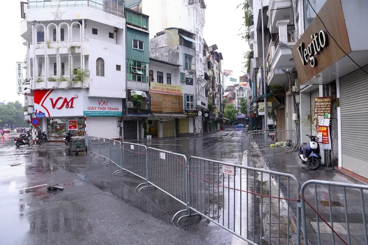 Hà Nội phong tỏa một số nơi do liên quan đến ca nghi nhiễm COVID-19 - Ảnh 1. Hà Nội phong tỏa một số nơi do liên quan đến ca nghi nhiễm COVID-19 - Ảnh 1.