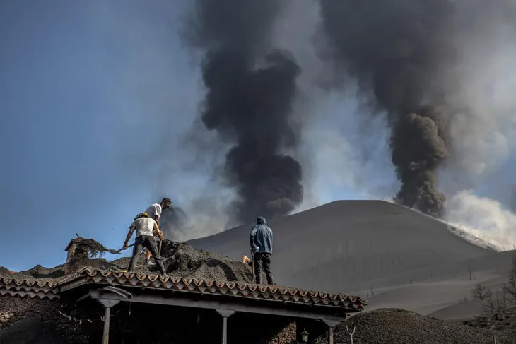 Một tháng trôi qua, vẫn chưa có dấu hiệu núi lửa La Palma ngừng phun trào - Ảnh 2. Một tháng trôi qua, vẫn chưa có dấu hiệu núi lửa La Palma ngừng phun trào - Ảnh 2.