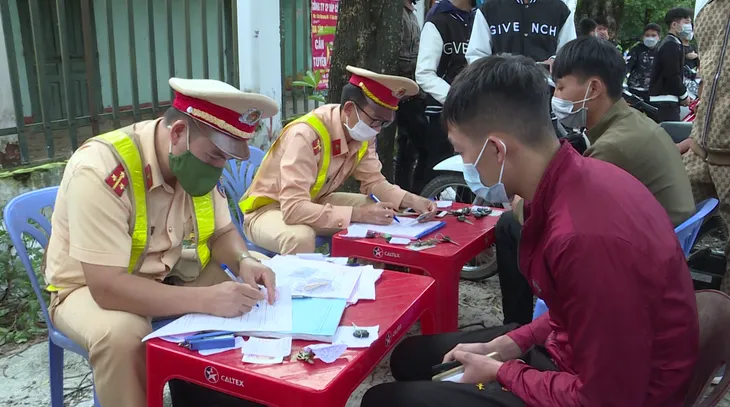 Công an giăng lưới tóm gọn hơn 200 quái xế bốc đầu, lạng lách - Ảnh 1. Công an giăng lưới tóm gọn hơn 200 quái xế bốc đầu, lạng lách - Ảnh 1.
