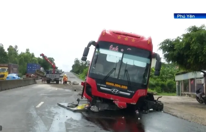 Xe khách nổ lốp trên quốc lộ, hàng chục hành khách thoát nạn - Ảnh 2. Xe khách nổ lốp trên quốc lộ, hàng chục hành khách thoát nạn - Ảnh 2.