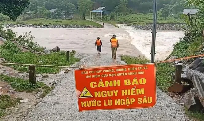 Mưa lũ gây thiệt hại nghiêm trọng ở miền Trung - Ảnh 4. Mưa lũ gây thiệt hại nghiêm trọng ở miền Trung - Ảnh 4.
