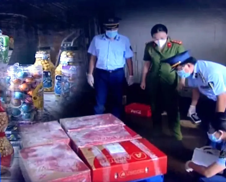 Liên tiếp phát hiện thực phẩm không rõ nguồn gốc - Ảnh 2. Liên tiếp phát hiện thực phẩm không rõ nguồn gốc - Ảnh 2.