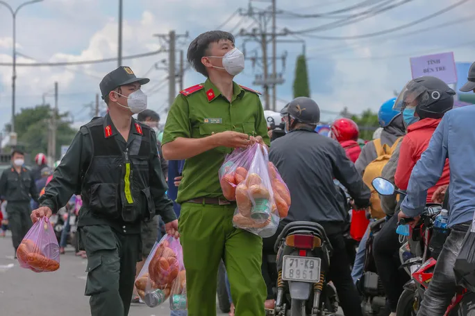 Tình người ấm áp trong dịch COVID-19 - Ảnh 4.