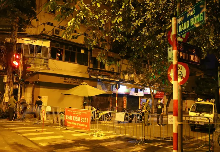 Hà Nội: Đưa người từ Bệnh viện hữu nghị Việt Đức đi cách ly tập trung trong đêm - Ảnh 1.
